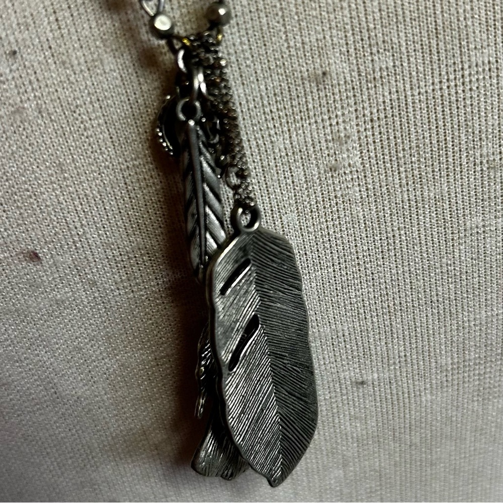 Feathers 🪶 necklace silver tone good condition